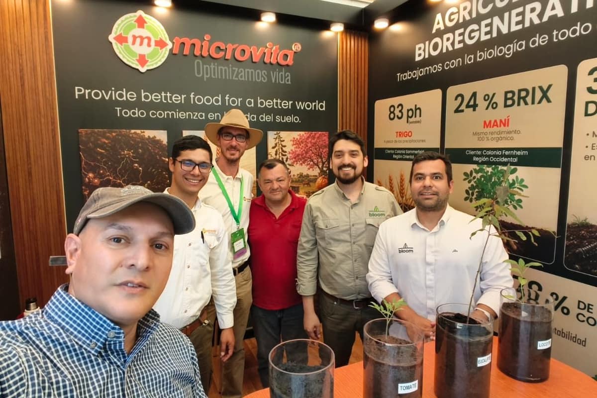 Equipo de Bloom en su stand de la Expo Orgánica
