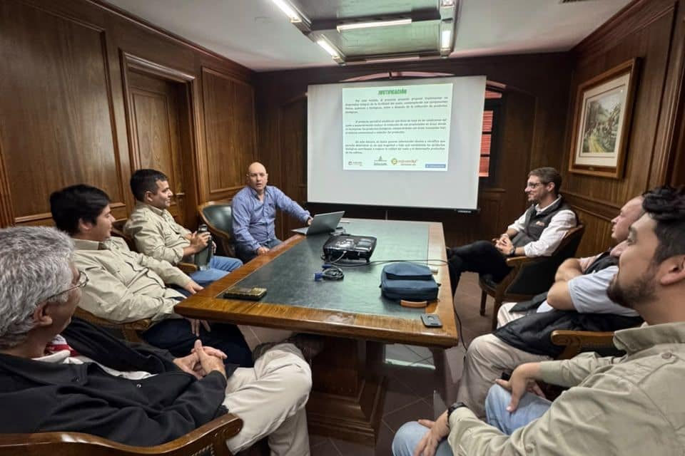 Charla técnica del equipo ante productores en una sala de reuniones