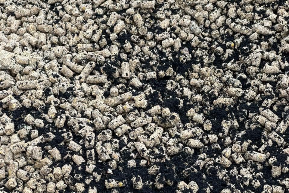 Balanceado con los gránulos oscuros de CarboFeed mezclados