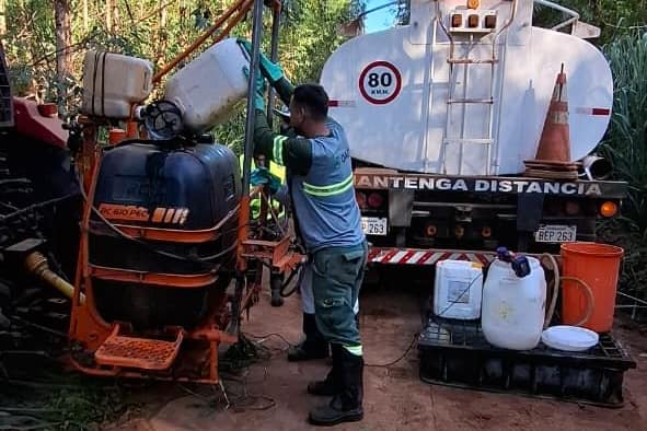 Carga del tanque de una pulverizadora en una plantación de eucalipto