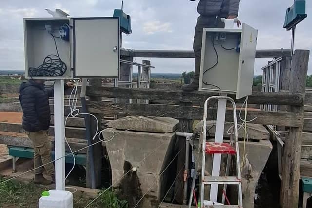 Dosificador de productos líquidos instalado junto al corral