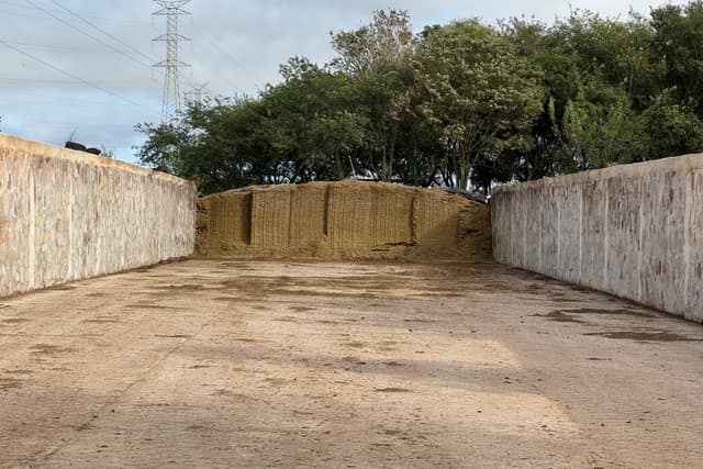 Silo trinchera vacío con sus paredes de hormigón
