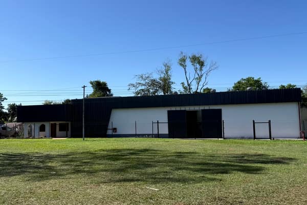 Entrada del depósito de Eulogio Estigarribia con su portón abierto