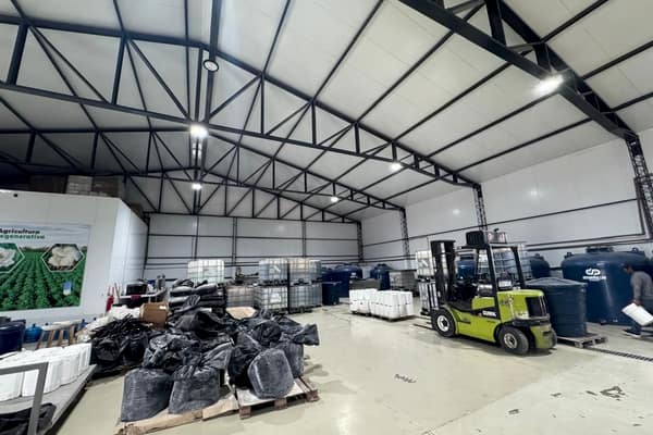 Interior del galpón de Loma Plata con tanques de fermentación y autoelevador