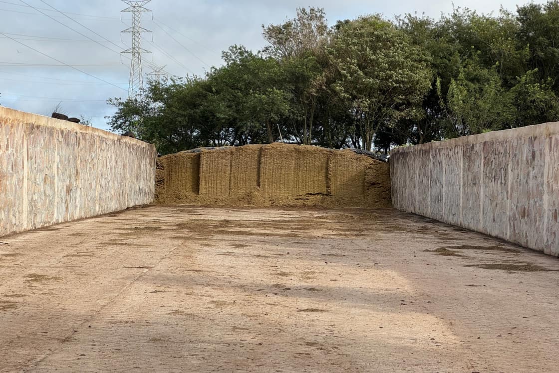 Silo de trinchera abierto, con la cara de corte pareja.