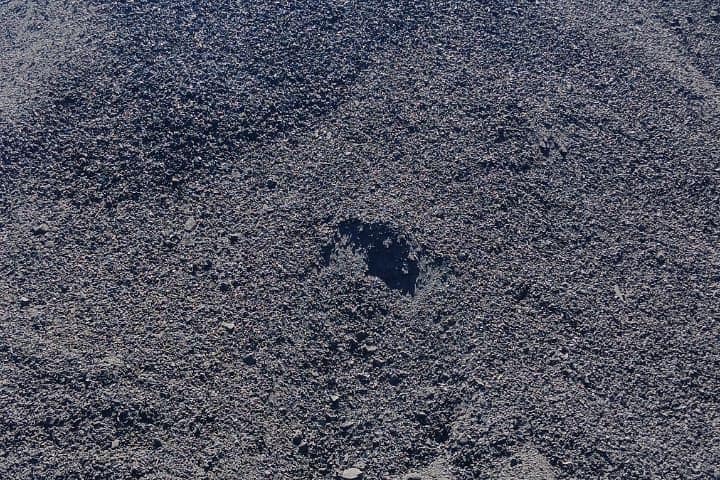 Pila de carbono funcional molido, en la playa de la planta.
