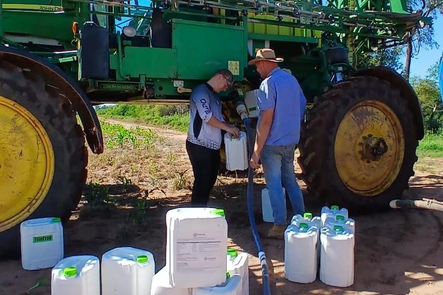 Carga de la pulverizadora: el foliar va en el mismo caldo de la etapa.